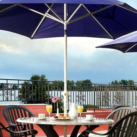 Four Points By Sheraton Toronto Lakeshore المطعم الصورة